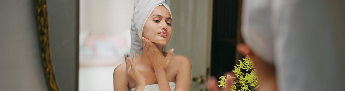 Žena-nanosi-hidratantnu-kremu-u-rutini-nege-kože