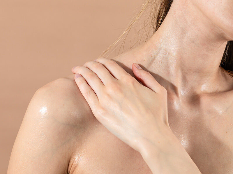 Žena-masira-vrat-ramena-dekolte-nega-kože