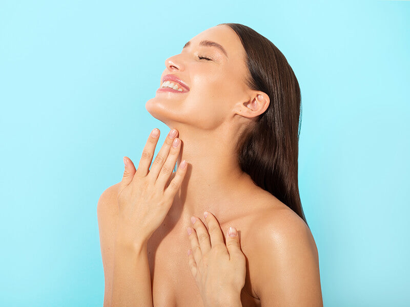 Žena-masira-kožu-grudi-dekoltea