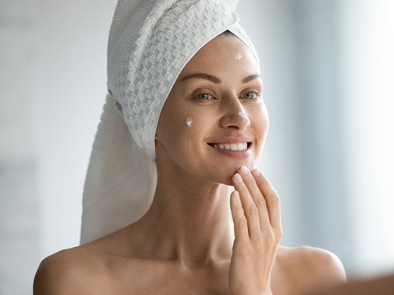 Žena-nanosi-kremu-protiv-bora-u-rutini-nege-kože